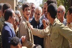 واکنش سردار سلیمانی به سرودی که در مدح وی خوانده شد +فیلم