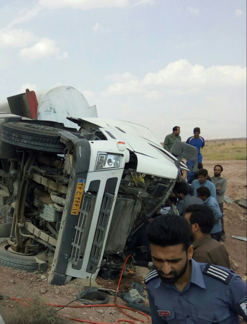نجات راننده توسط آتش نشانان