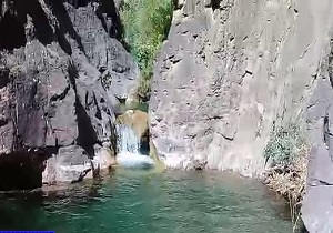 آبشار و آب‌بندان دیدنی "سرآسون" در کاشان + فیلم