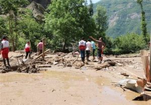 امداد رسانی جمعیت هلال احمر به خانوار‌های گرفتارشده در سیل