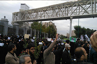 شعار دانشجویان پس از تصویب CFT در مقابل مجلس + فیلم