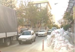 تخلیه مصالح ساختمانی بر سر راه خودروها! + فیلم