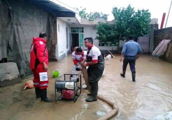امداد رسانی هلال احمر به ۶۹۹۰ نفر در ۳۹ شهرستان درگیر سیل