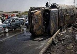 خواب آلودگی راننده علت واژگونی تانکر حامل مشتقات نفتی