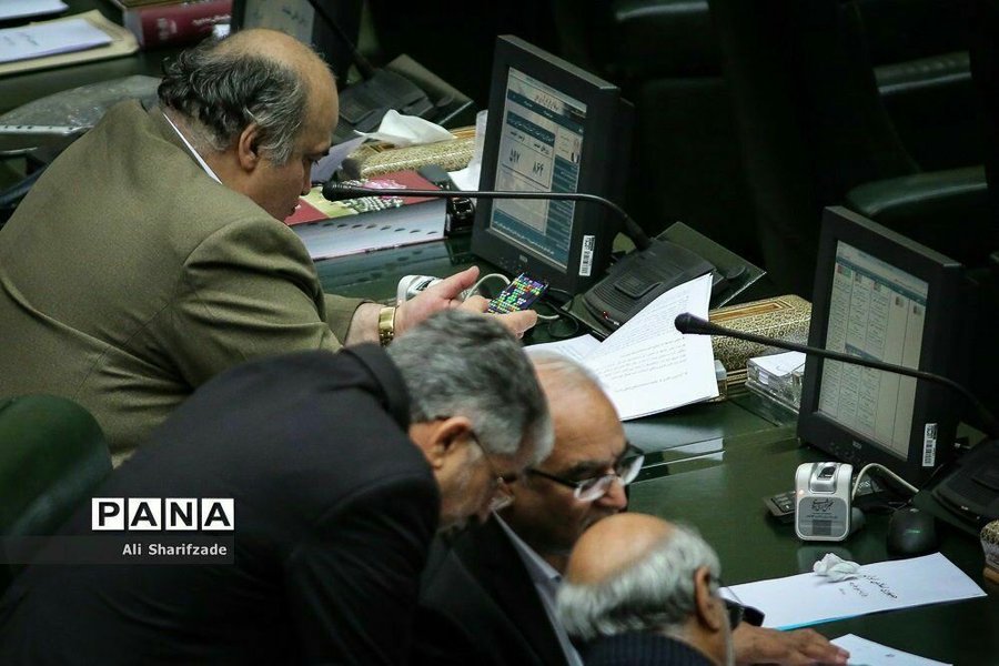 توضیحات نماینده&zwnj;ای که تصویر بازی او در صحن مجلس منتشر شد