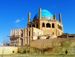 آغاز عملیات احیا برج و باروی دروازه شمالی گنبد سلطانیه