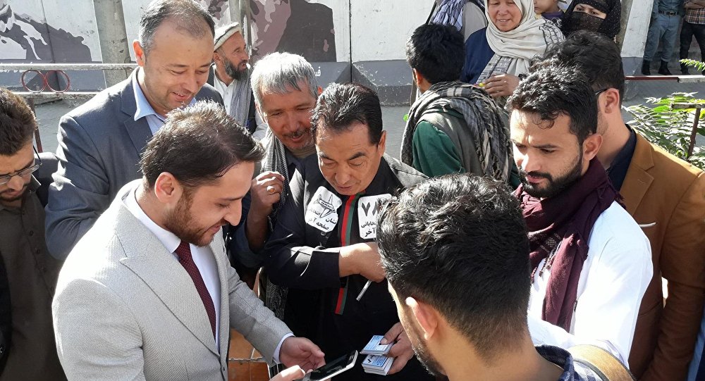 نامزد انتخابات پارلمانی افغانستان که برنامه هایش را به مردم می فروشد!