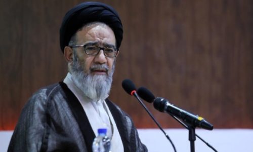 امام جمعه محبوب تبریز در اتوبوس فرودگاه + عکس