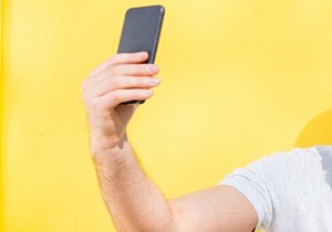 سلفی عجیب پسر جوان با اجساد قربانیان یک سانحه رانندگی + عکس