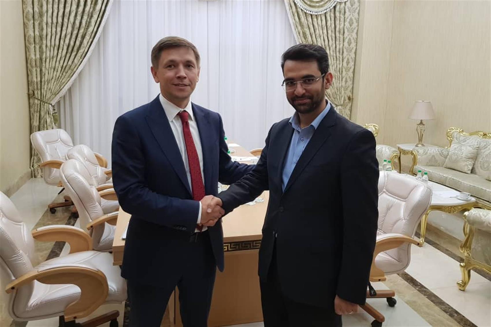 آذری جهرمی خواستار شد: تشکیل بازار منطقه ای در حوزه ICT