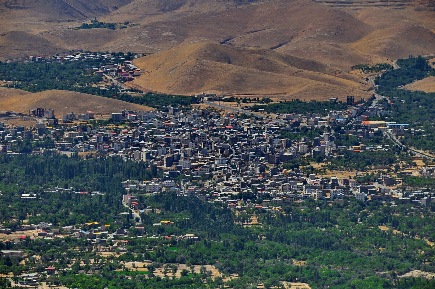 دهکده پزشکان کجاست؟