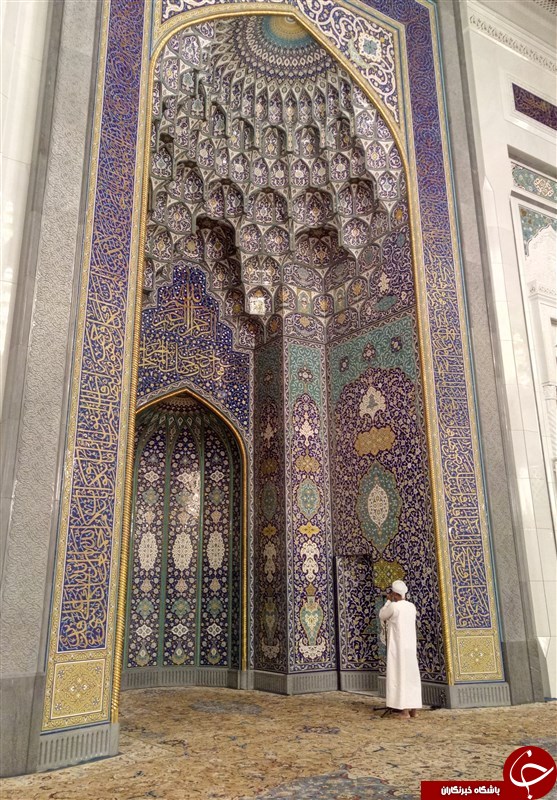 نماز بر روی فرش ایرانی در یکی از زیباترین مساجد جهان  +تصاویر