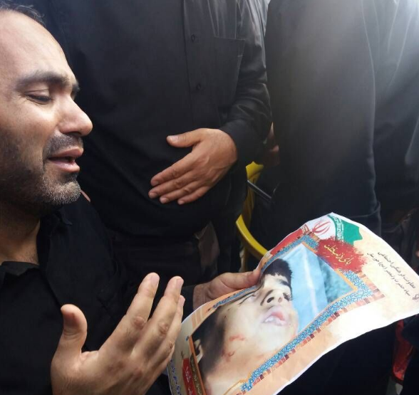 پیراهن عزای کوچکترین شهید حمله تروریستی به رهبر انقلاب تقدیم شد+تصویر