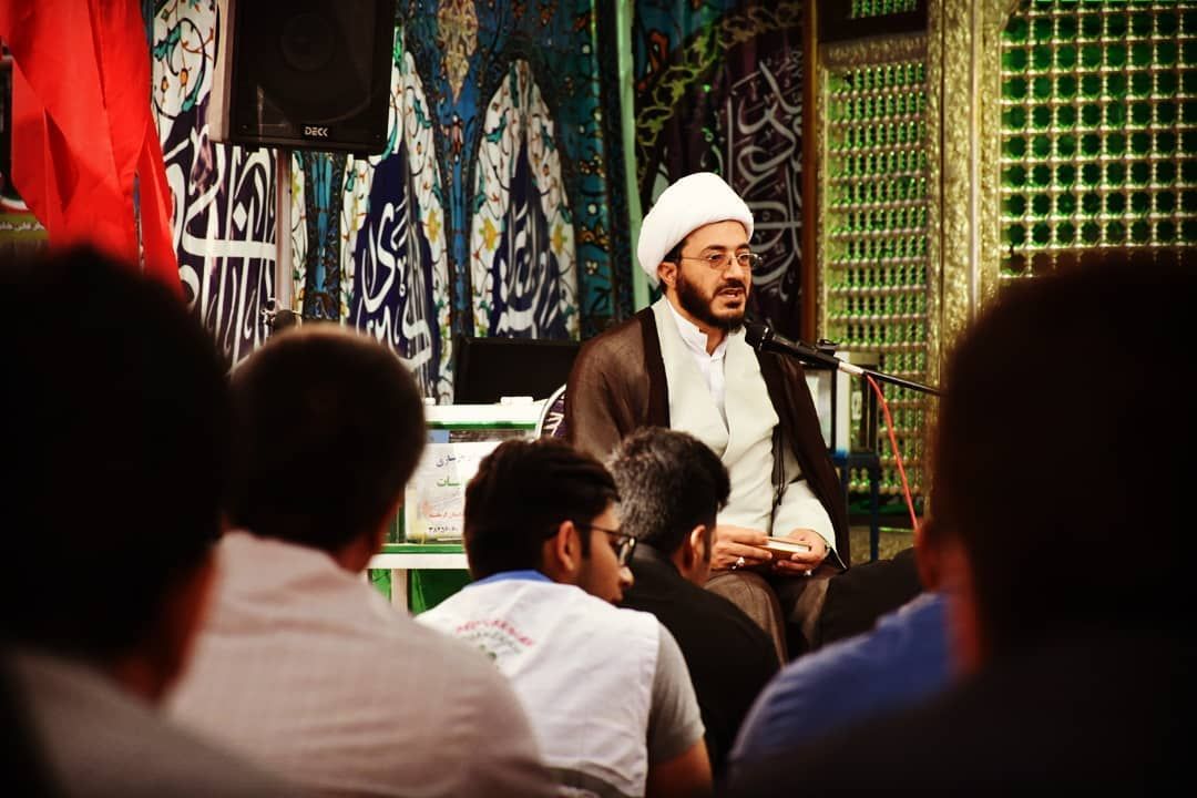 برگزاری مراسم معنوی در کنار نیم ضریح حضرت زینب