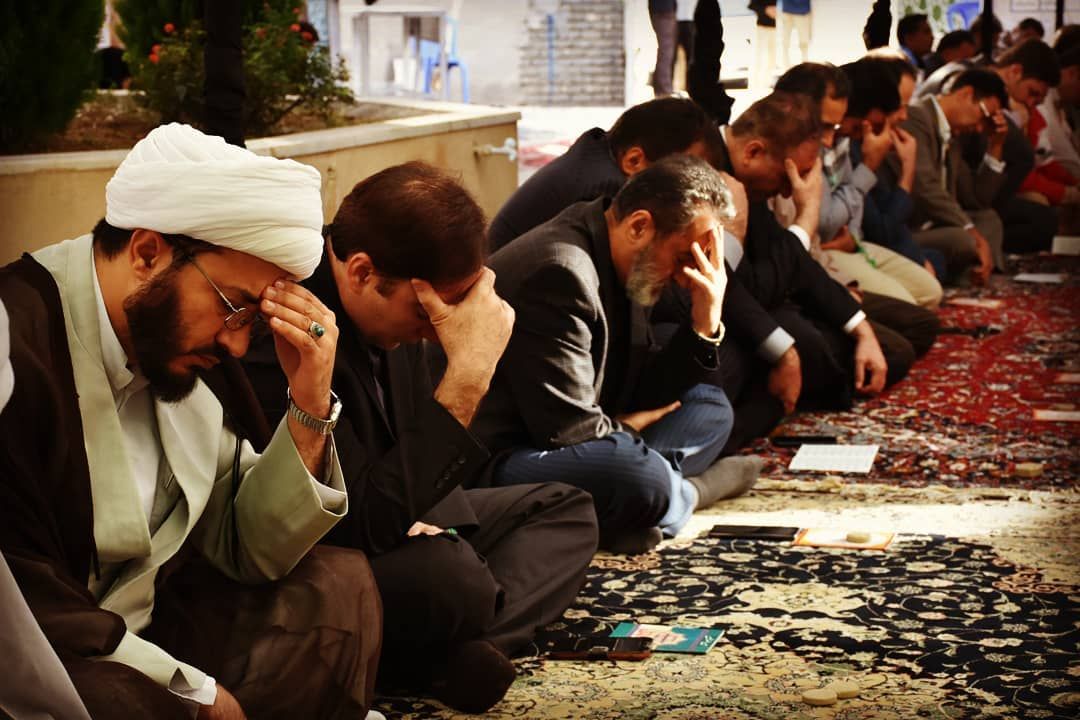 برگزاری مراسم معنوی در کنار نیم ضریح حضرت زینب
