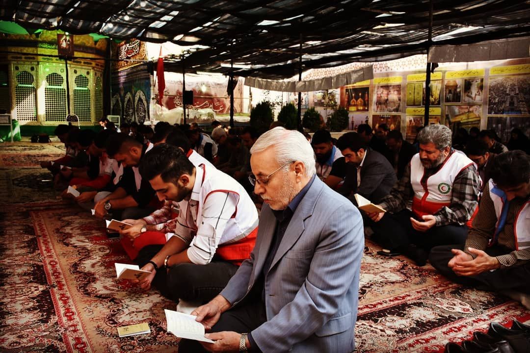 برگزاری مراسم معنوی در کنار نیم ضریح حضرت زینب برگزاری مراسم معنوی در کنار نیم ضریح حضرت زینب