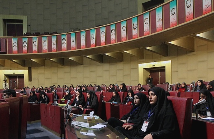 تمرین دموکراسی دانش آموزان در مجلس دانش آموزی/ از نهاد صنفی و مشورتی نباید انتظار کار اجرایی داشته باشیم/ گزارش تخلف مجلس به معنای وقوع تخلف نیست