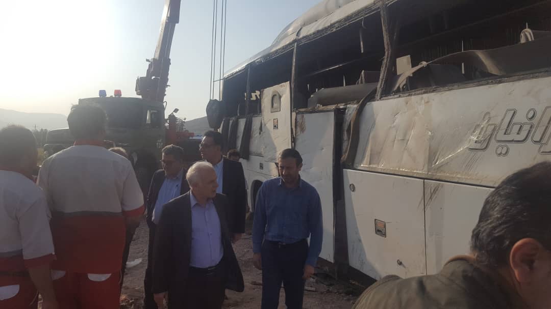 واژگونی اتوبوس در جاده مرودشت/۲۰ نفر کشته و زخمی شدند/فوت گردشگران فرانسوی صحت ندارد
