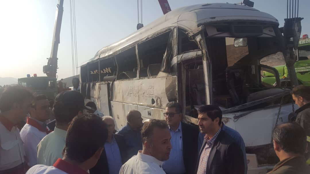 واژگونی اتوبوس در جاده مرودشت/۲۰ نفر کشته و زخمی شدند/فوت گردشگران فرانسوی صحت ندارد