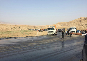 مسدود شدن جاده پلدختر-اندیمشک براثر واژگونی تانکر نفتکش عراقی