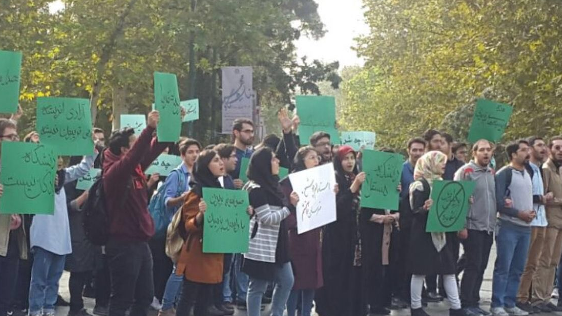 تجمع دانشجویان بیرون محل سخنرانی روحانی/ تنها پنج درصد صندلی&zwnj;ها در اختیار دانشجویان قرار گرفت +تصاویر