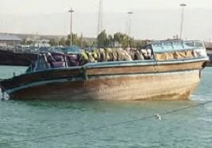 نجات یک شناور در ساحل کارون از غرق شدن