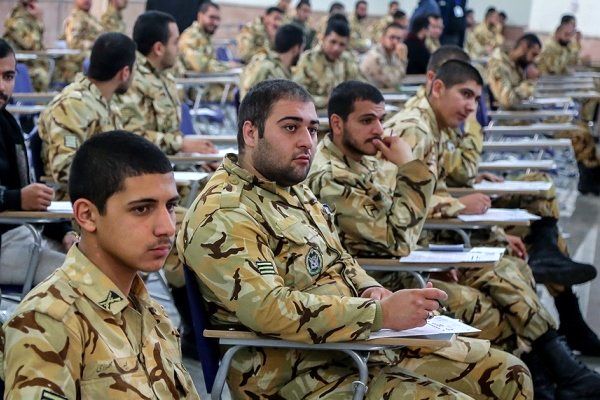 سربازان پادگان مهاباد دست پر به خانه بر می&zwnj;گردند