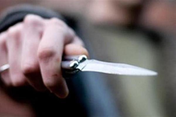 حمله فرد معتاد با چاقو به همسایه روحانی و همسرش