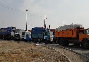مشکلات خروج کامیون‌های حامل وسایل موکب‌های اربعین در مرز مهران + فیلم