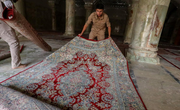 صحن حضرت زهرا(س) برای استقبال از زائرین اربعین مفروش شد+عکس