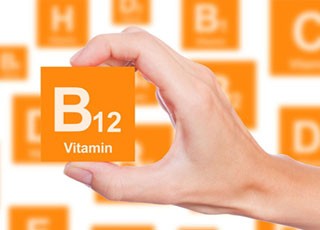 علایم کمبود شدید ویتامین B12 در زنان که نیاز فوری به پزشک دارد