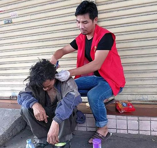 مردی که برای کمک به بی خانمان ها سفر می کند+تصاویر مردی که برای کمک به بی خانمان ها سفر می کند+تصاویر
