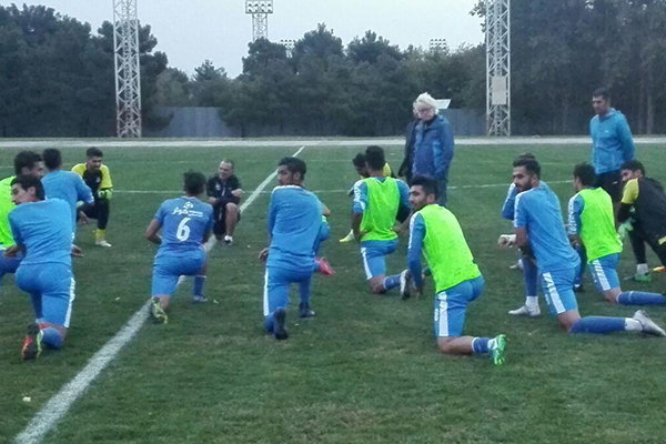 بازیکنان تیم فوتبال استقلال پا به توپ شدند
