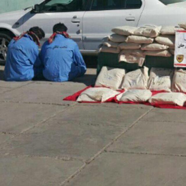 کشف مواد مخدر از پژو ۴۰۵ و دستگیری دو سوداگر مرگ