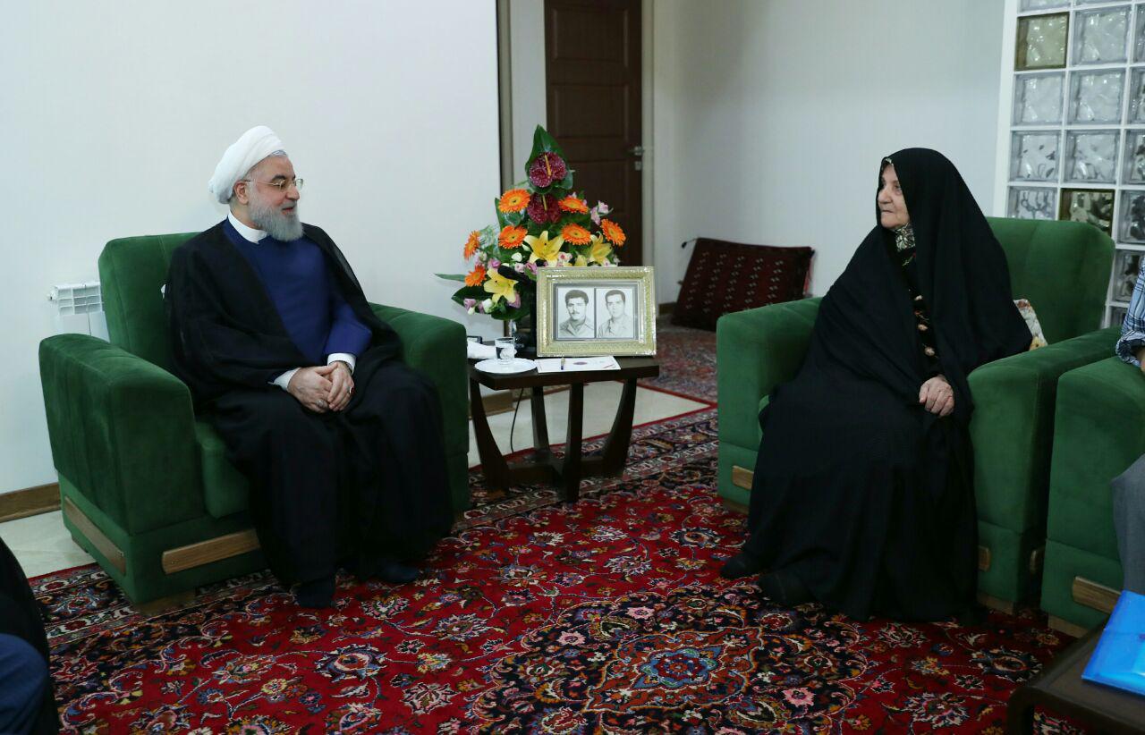 دولت و مسئولان با جدیت در مسیر حل مشکلات و بهبود زندگی مردم تلاش می&zwnj;کنند