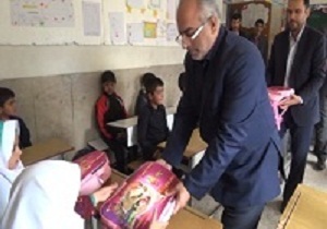 توزیع هدایای رهبری بین دانش آموزان فولاد محله