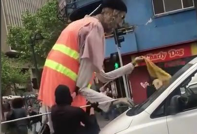 آتش گرفتن بالگرد پس از فرود فاجعه بار/ اتفاقی عجیب در آسمان لس آنجلس/ حضور شهید حججی در اردوی جهادی/ غول پیکرترین کارگر شیشه پاک کن + فیلم