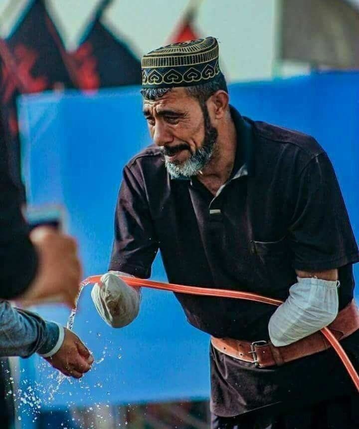 تصویری خاص از یک خادم عراقی زائران کربلا در اربعین