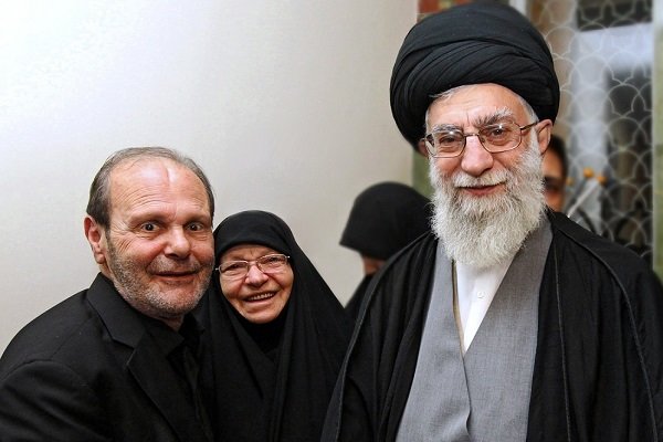 اهدای تصویر یادگاری رهبر انقلاب به خانواده شهید مغنیه