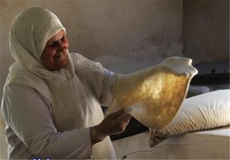 نان پزی زنان زرندی برای زوار حسین(ع)
