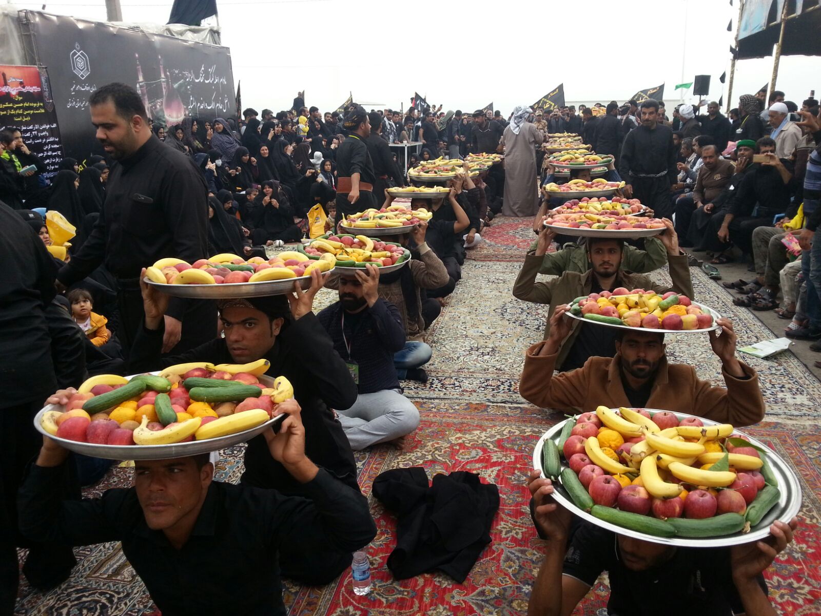 پذیرایی سخاوتمندانه عراقی‌ها از زوار اربعینی امام حسین علیه السلام +فیلم