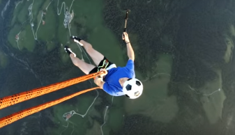 هنرنمایی با توپ فوتبال در ارتفاع چند هزار متری میان زمین و آسمان +فیلم