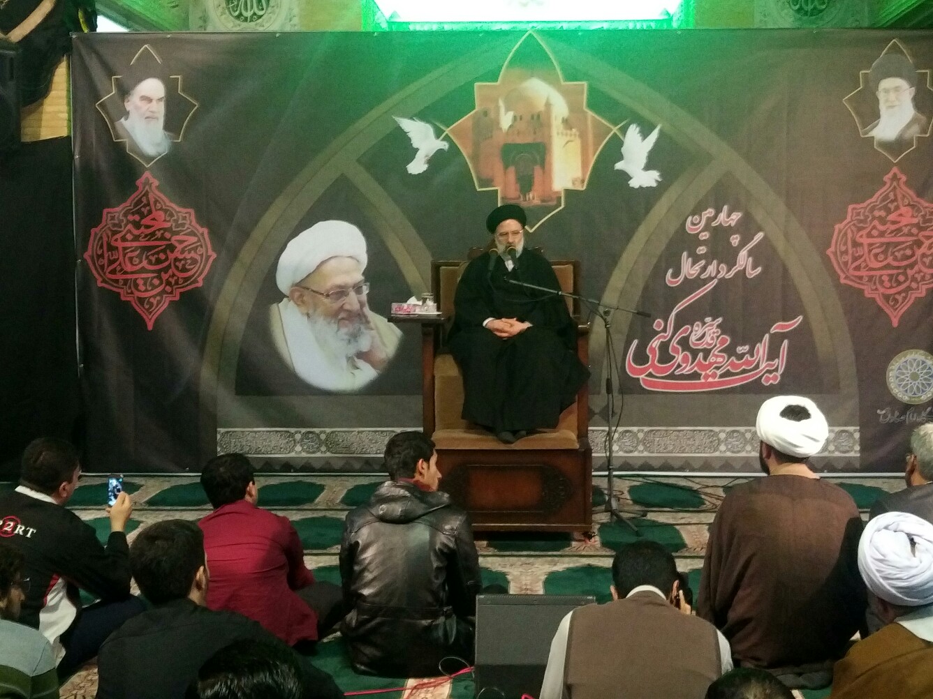 از برنامه های امپراطوری رسانه ای استکبار خالی کردن دل مردم جهان است