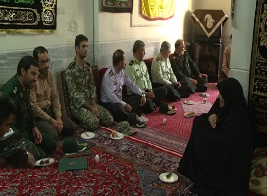 دیدار فرماندهان نظامی و انتظامی استان مرکزی با خانواده شهدا