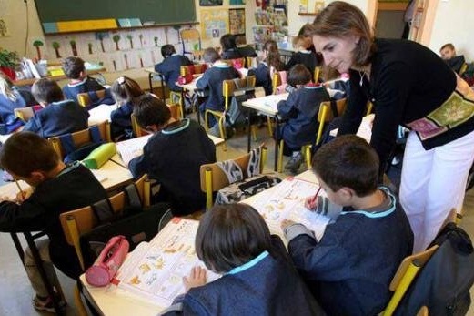 دانش&zwnj;آموز فرانسوی معلم خود را با اسلحه قلابی تهدید کرد
