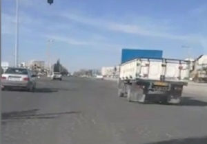 تردد سخت خودروها از خیابان پر دست‌انداز + فیلم