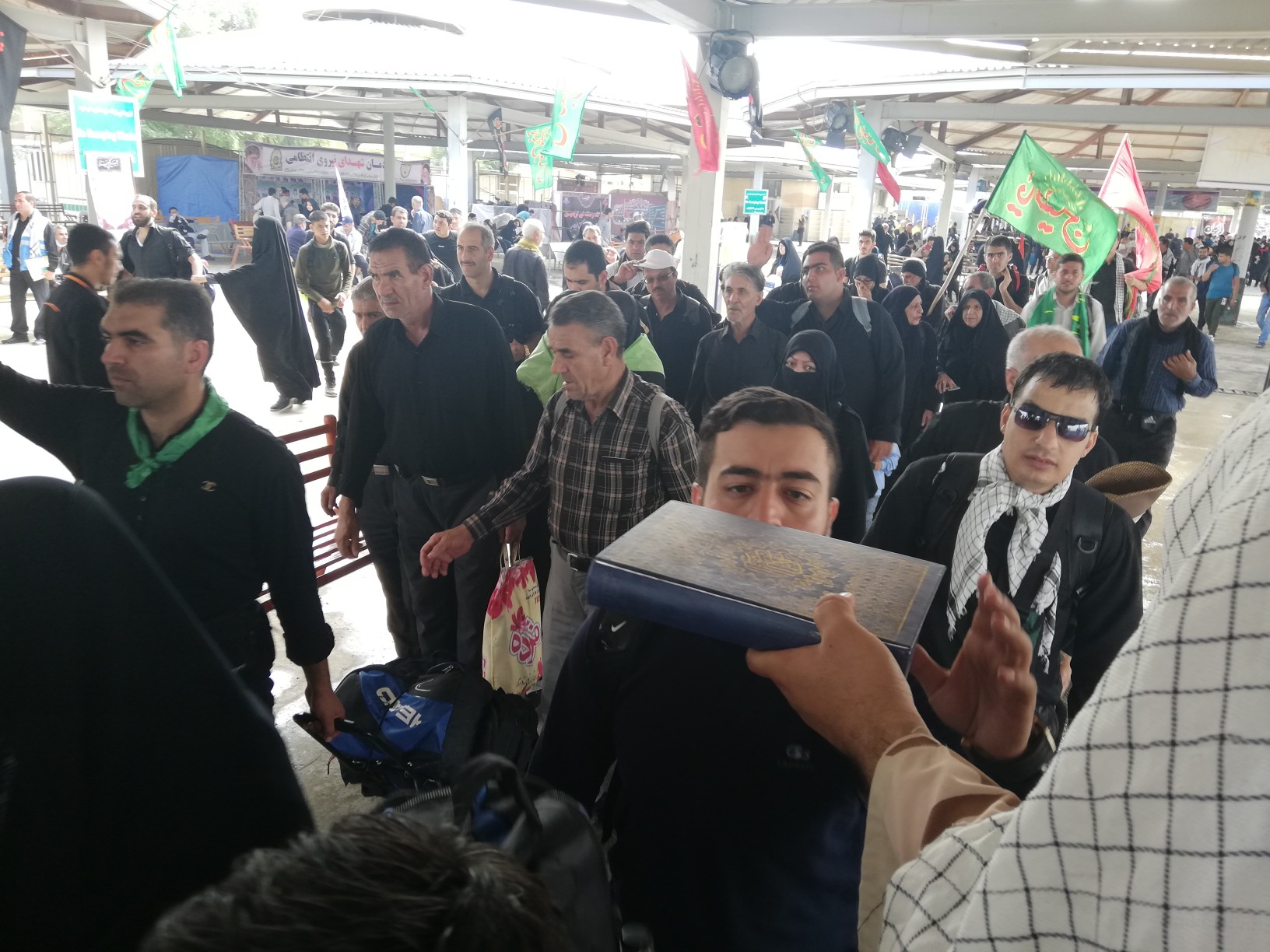 مرز مهران و تردد زوار برای خروج از کشور به روایت تصویر