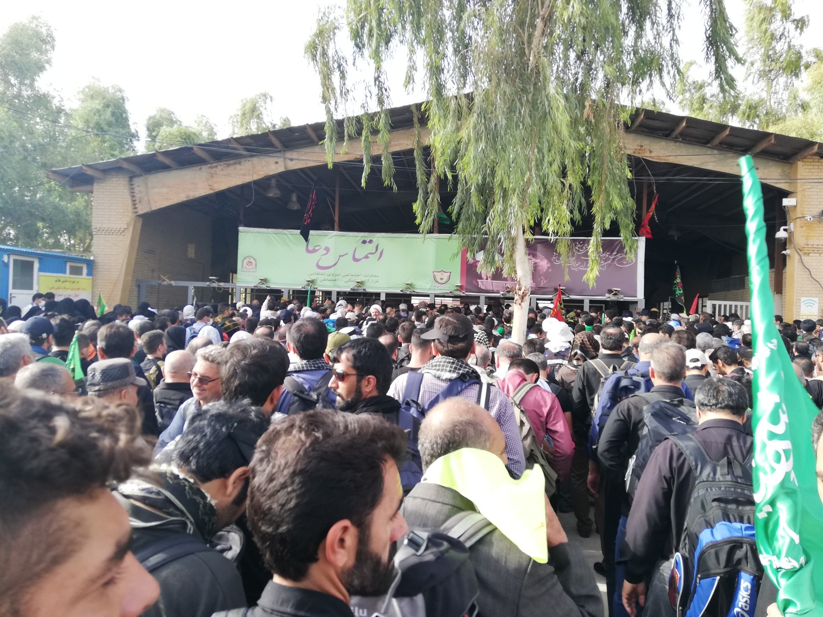 مرز مهران و تردد زوار برای خروج از کشور به روایت تصویر