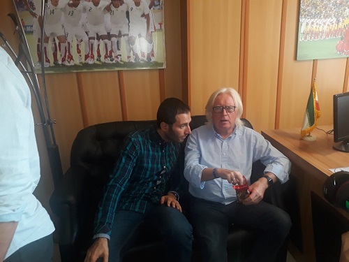 عکس گرفتن برانکو با پسربچه استقلالی/ هجوم &laquo;لایوگیرها&raquo; در نشست خبری برانکو و شفر