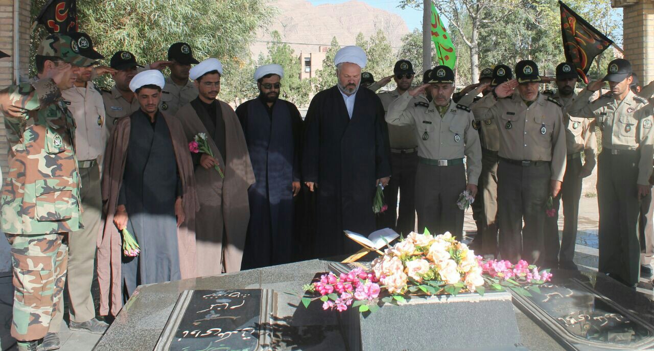 غبارروبی مزارشهدا گمنام در پادگان05کرمان